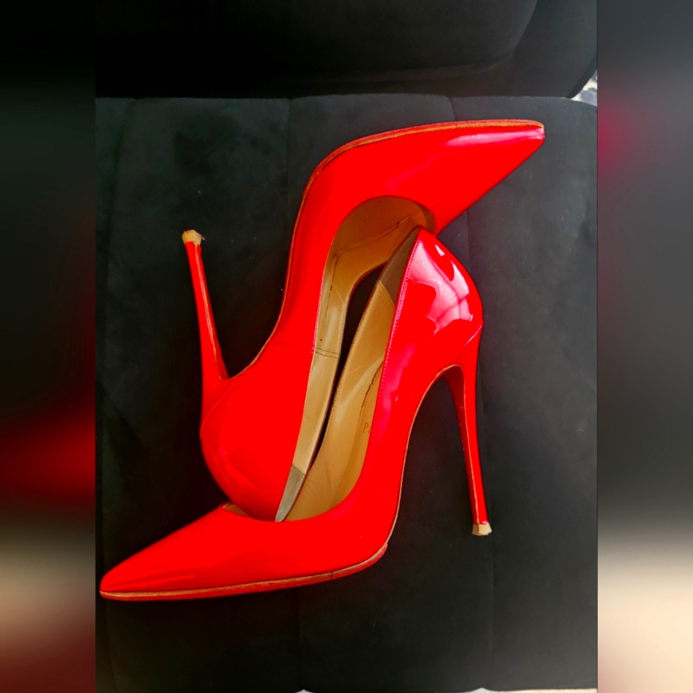 Hi, I'm selling. A well kept pair of Louboutins.